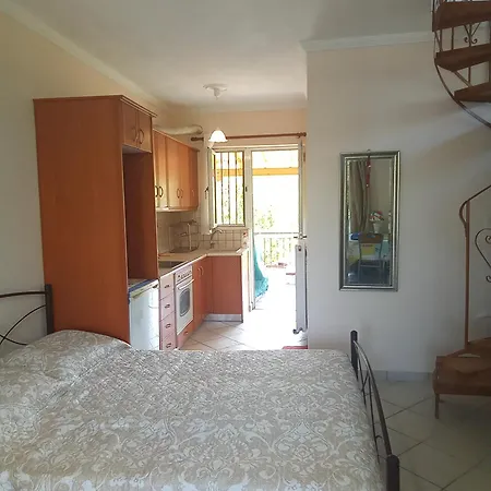 Spiros Maisonette At Vardas Lefkada City